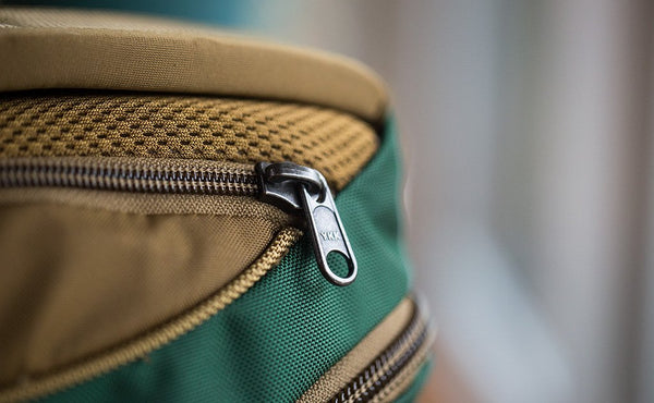 A close shot of the laptop zipper and mesh back of the Guide's Edition Synik 22.